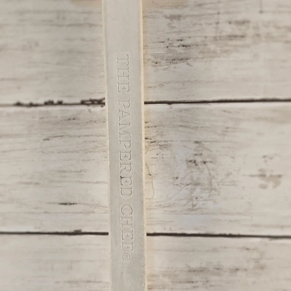 The Pampered Chef Skinny‎ Scraper White Silicone Spatula Kitchen Tool 1655 USA